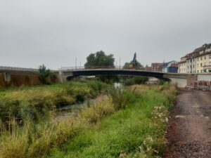 Fertiggestellte Brücke mit installierter Straßenbeleuchtung, Blick von Oberstrom in Fließrichtung Hörsel